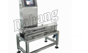 注塑塑胶件称重机自动检测出不符合重量标准塑料件